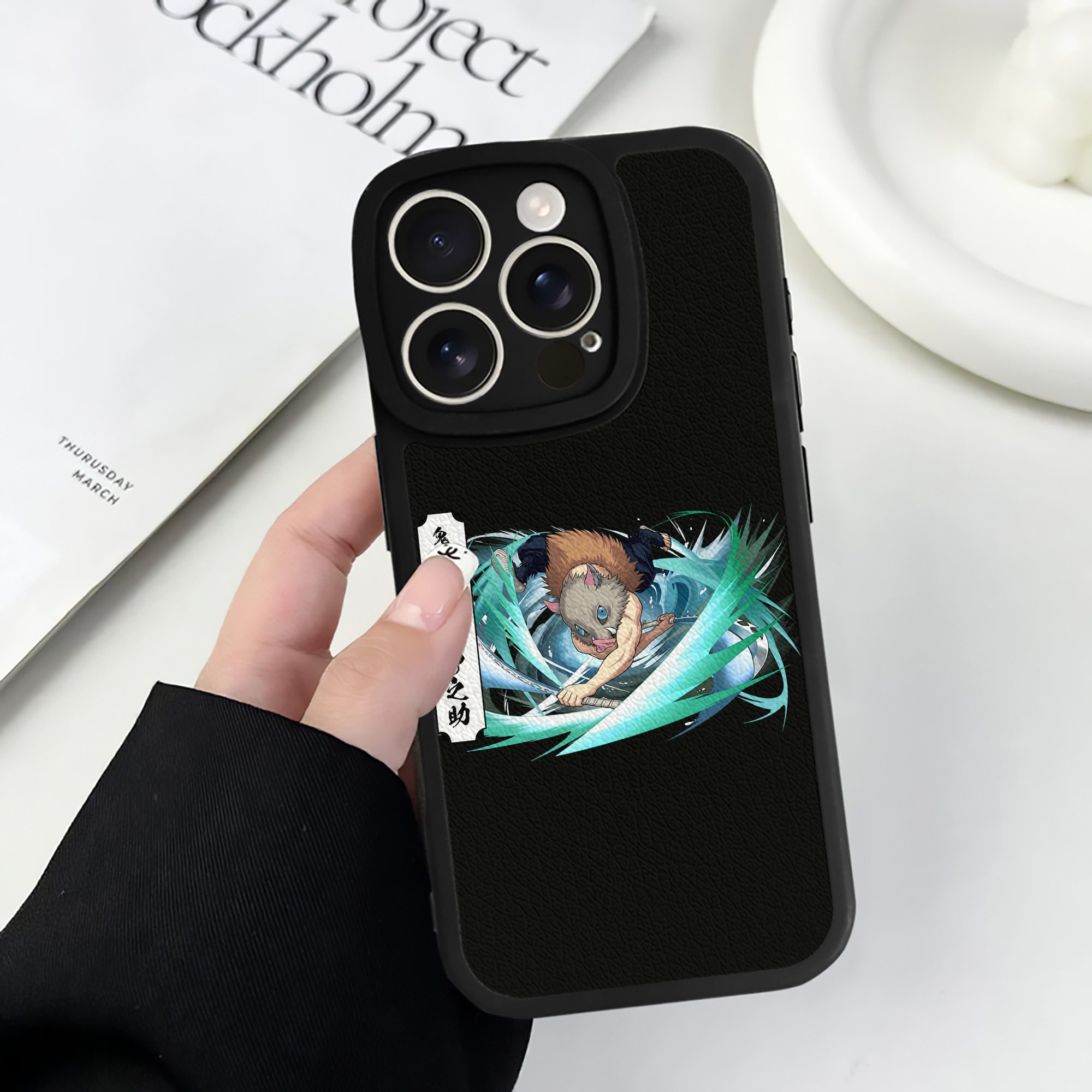 （画像用） 鬼滅の刃（きめつのやいば）嘴平 伊之助／はしびら いのすけ Hashibira Inosuke 【iPhone 16シリーズ対応】シリコンスマホケース（レザー調） 材質：シリコン